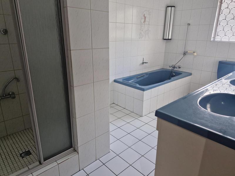 6 Bedroom Property for Sale in Cravenby Western Cape